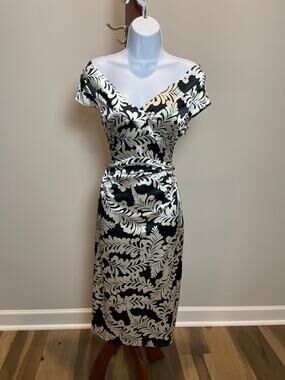 Maggy London Size 8 Black & White Satin Floral Dress Elegant Feminine V-Neck